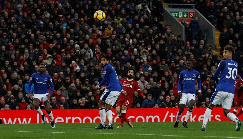 محمد صلاح (بالزي الأحمر) يحرز هدف ليفربول في شباك إيفرتون خلال مباراة الفريقين بالدوري الانجليزي الممتاز لكرة القدم يوم الاحد. تصوير: لي سميث - رويترز. تستخدم الصورة في الأغراض التحريرية فقط.