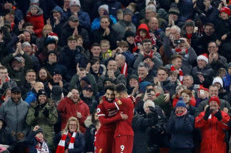 روبرتو فيرمينو لاعب ليفربول (الى اليمين) يحتفل مع زميل فريقه محمد صلاح