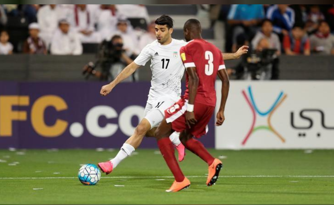 الإيراني مهدي تاريمي لاعب الغرافة القطري (بالزي الأبيض).