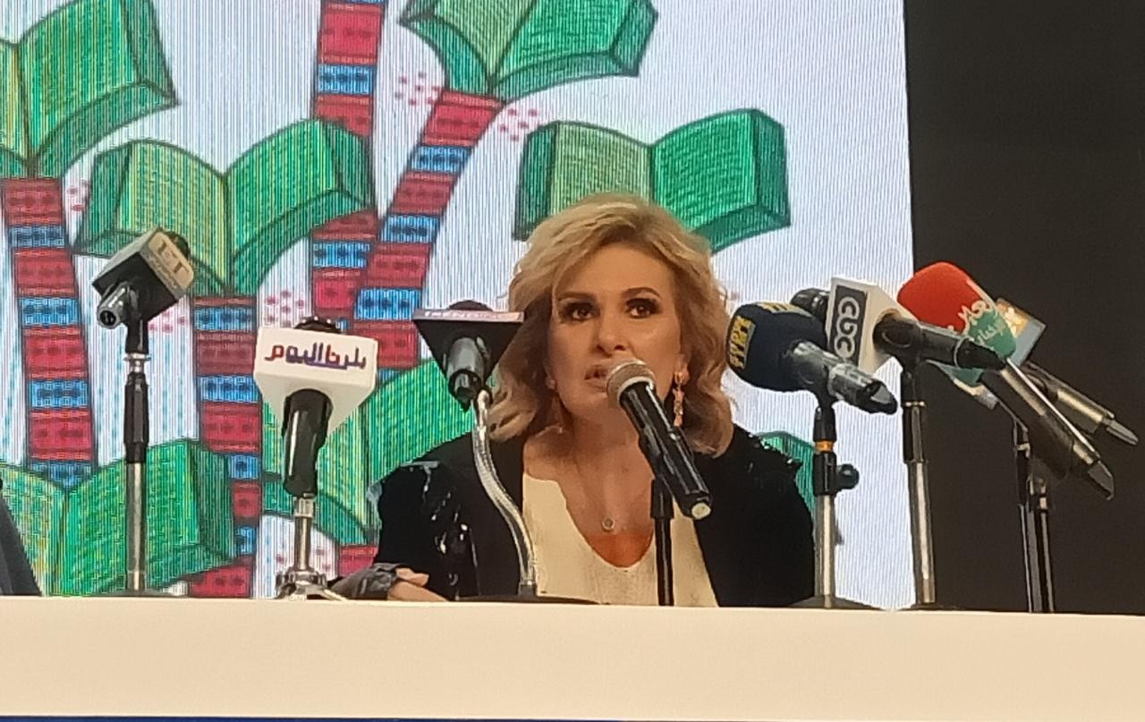 الفنانة يسرا 