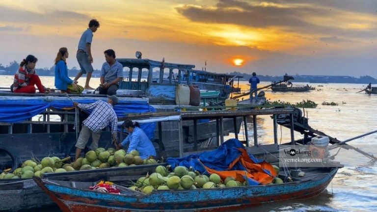 Long Xuyen floating-market