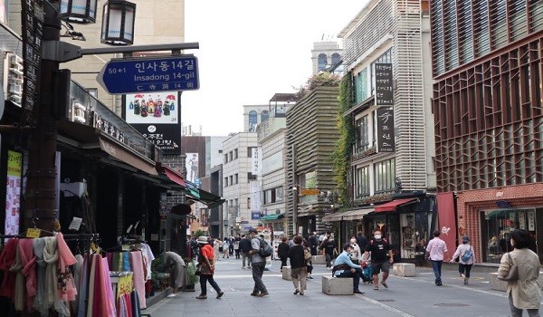 Daily life in Insa-dong