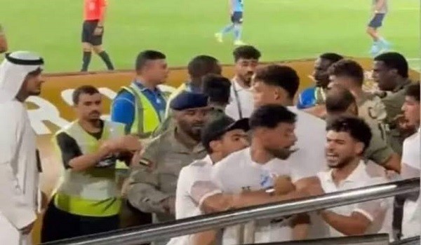 مشاهجرة ثلاثي الزمالك مع فرد الأمن