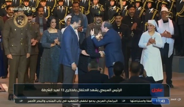 السيسي يقبل رأس سميحة أيوب