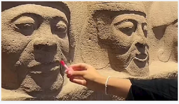 ميكب على التماثيل وتلاوة قرآن