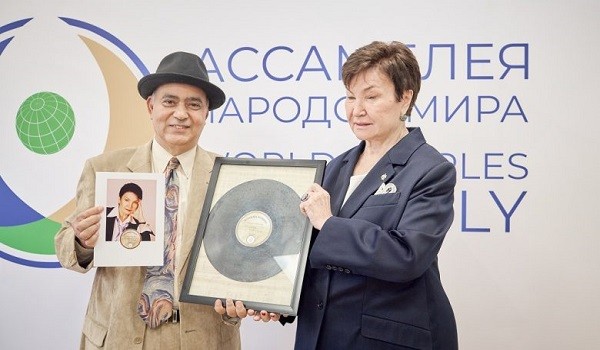 ألكسندرا أوتشيروفا تنال تكريم “شخصية عام طريق الحرير”