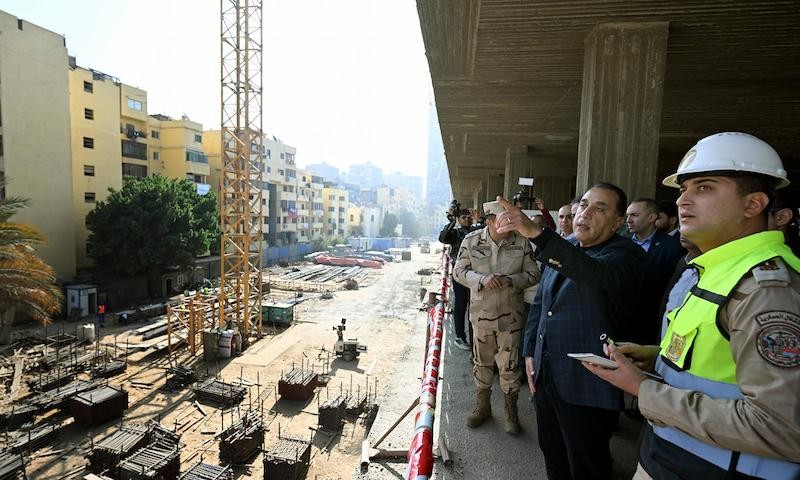 رئيس الوزراء المصري خلال تفقده المشروع