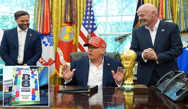 ترامب يقف بجواره رئيس الفيفا