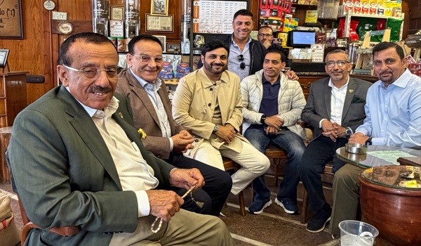 خلف الحبتور من داخل المقهى