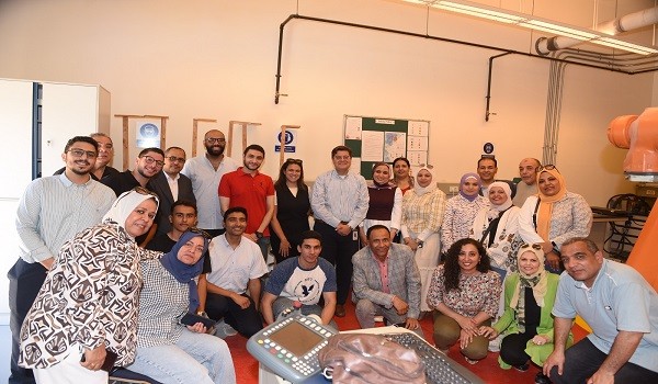 فريق بحثي في الجامعة الأمريكية بالقاهرة