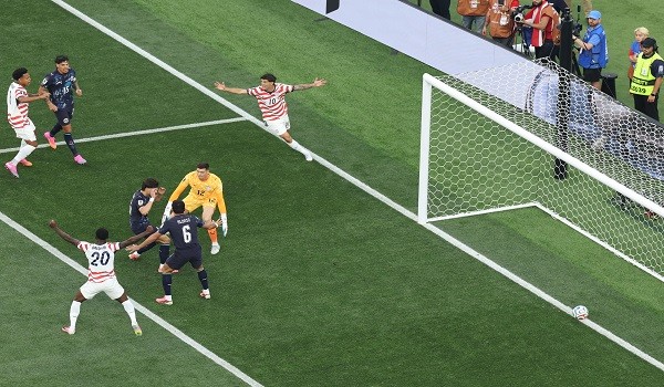 المنتخب الأمريكي يفتتح كأس العالم برباعية في باراغواي