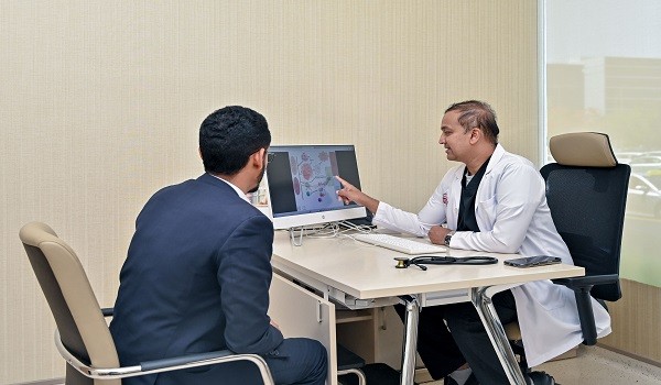 تشخيص وعلاج مرض ستيل المناعي النادر لمريض في أبوظبي