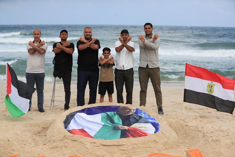 فلسطينيون يدعمون حسام حسن