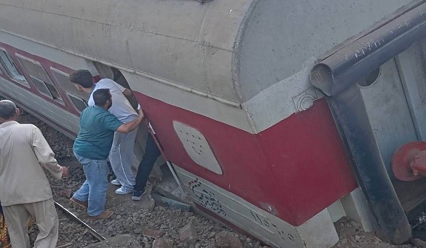 إصابات جراء خروج عربة قطار عن القضبان في مصر