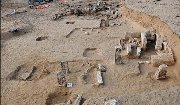 الكشف عن شواهد قبور وتوابيت وتمائم بمنطقة في دمياط