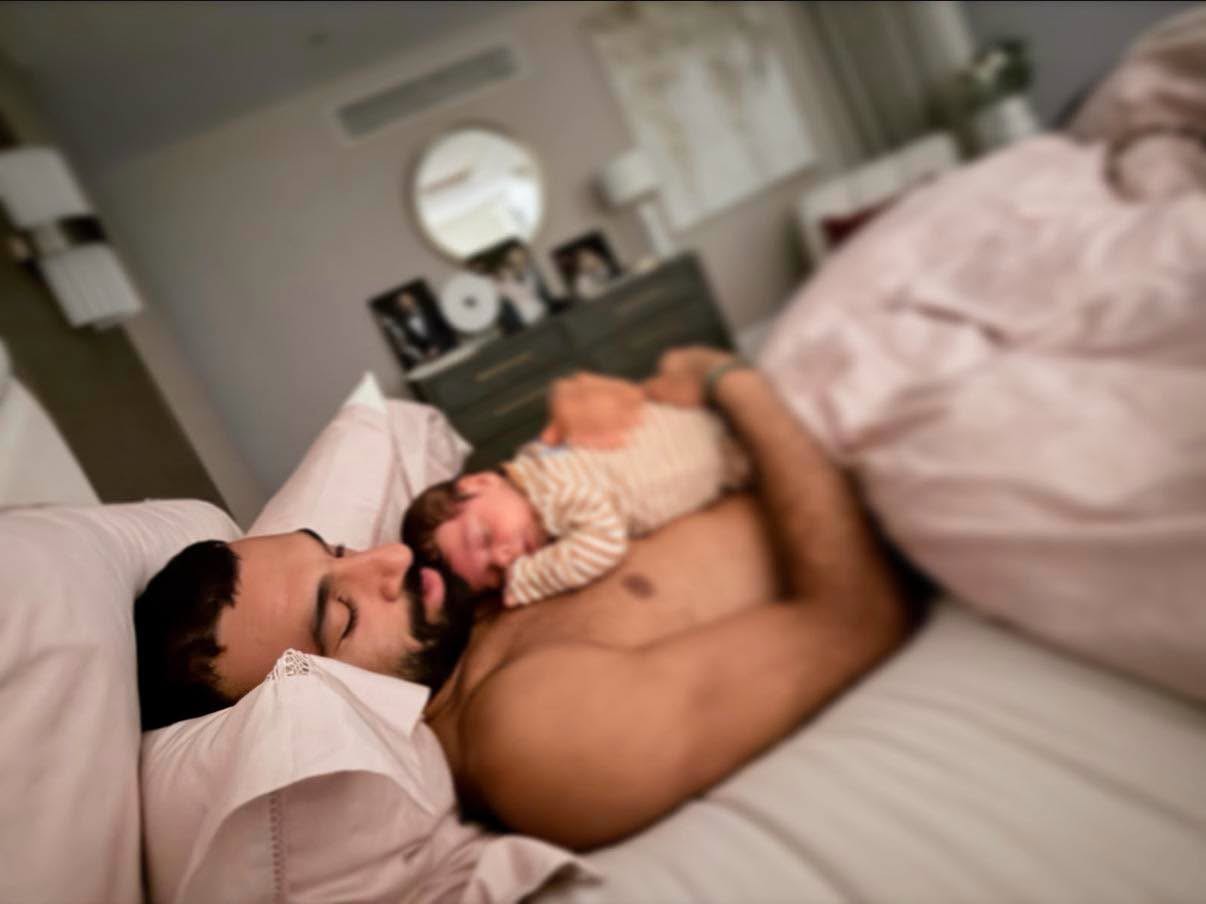 محمد صلاح مع ابنه ليل