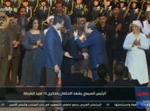 السيسي يقبل رأس سميحة أيوب