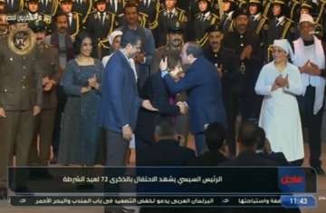 السيسي يقبل رأس سميحة أيوب
