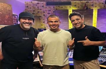 عمرو دياب يتوسط تامر حسين وعمرو مصطفى