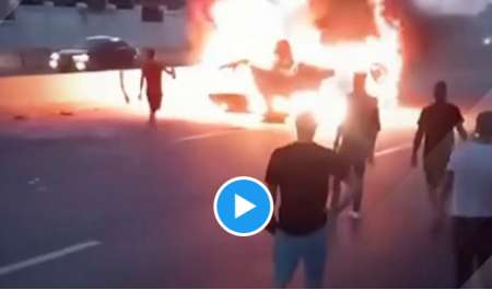 عاجل| شاهد فيديو مروع لاشتعال سيارة على طريق الساحل الشمالي ومصرع 3 أشخاص