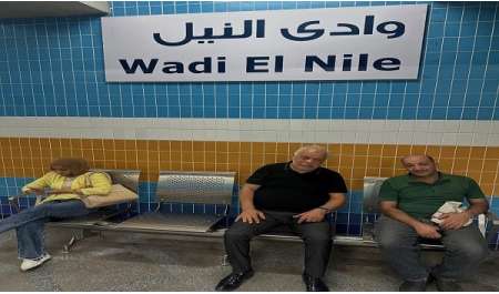شاهد| نقيب الممثلين أشرف زكي يستقل المترو في مصر ويعرب عن إعجابه به