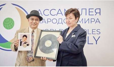 موسكو: ألكسندرا أوتشيروفا تنال تكريم “شخصية عام طريق الحرير”