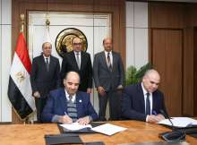 وزير قطاع الأعمال خلال توقيع الاتفاقية