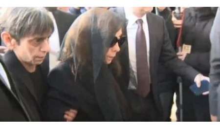 بباقة ورد ورسالة مؤثرة.. فيروز تودع نجلها بكنيسة رقاد السيدة في لبنان