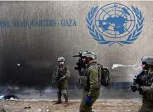 جنود إسرائيليون بجوار مقر الأونروا في قطاع غزة
