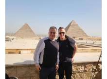 زيارة براين ادامز للاهرامات 