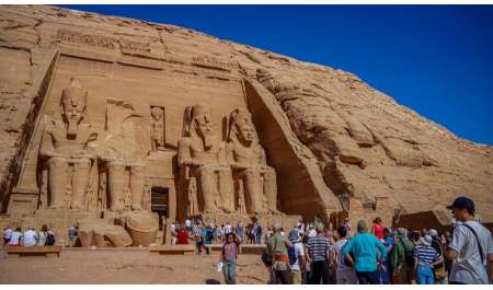 بلومبرج: رغم الحرب في الشرق الأوسط لم تنطفئ حركة السياحة في مصر