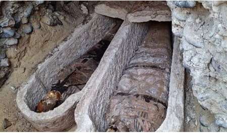 المنيا تكشف أسرار البهنسا من جديد.. مقبرة رومانية وألسنة ذهبية تزيح الستار عن طقوس الدفن القديمة