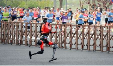 شاهد| روبوت صيني يحطم الرقم القياسي للعدائين البشريين