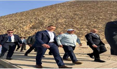 شاهد| الرئيس الفنلندي ينبهر بعظمة الهرم الأكبر ويتساءل عن كيفية بنائه