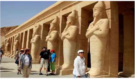 «هتشوف الأهرامات من بيتك».. تفاصيل تطبيق تقنية السياحة الافتراضية