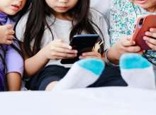 حظر استخدام وسائل التواصل للأطفال