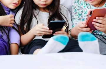 حظر استخدام وسائل التواصل للأطفال
