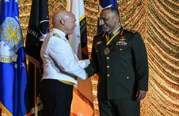 منح مدير مكتب القائد الأعلى للقوات المسلحة الإماراتية وساماً أمريكياً