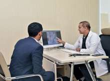 تشخيص وعلاج مرض ستيل المناعي النادر لمريض في أبوظبي