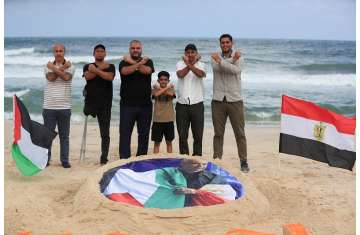 فلسطينيون يدعمون حسام حسن