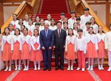 الرئيسان الكوري والمصري يتوسطان كورال الأطفال