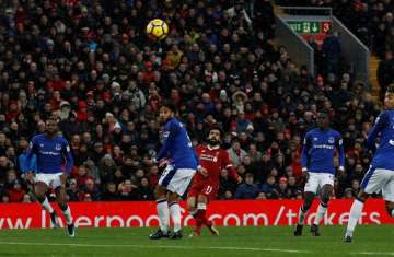 محمد صلاح (بالزي الأحمر) يحرز هدف ليفربول في شباك إيفرتون خلال مباراة الفريقين بالدوري الانجليزي الممتاز لكرة القدم يوم الاحد. تصوير: لي سميث - رويترز. تستخدم الصورة في الأغراض التحريرية فقط.