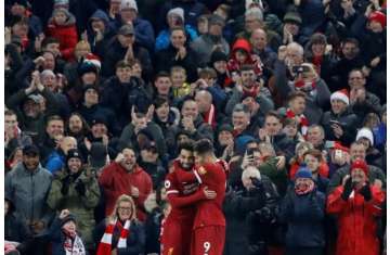 روبرتو فيرمينو لاعب ليفربول (الى اليمين) يحتفل مع زميل فريقه محمد صلاح