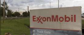 شعار إكسون موبيل على منشأة في ولاية لويزيانا الأمريكية 