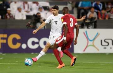 الإيراني مهدي تاريمي لاعب الغرافة القطري (بالزي الأبيض).