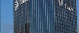 شعار شركة توتال الفرنسية على المقر الرئيسي للشركة قرب العاصمة الفرنسية 