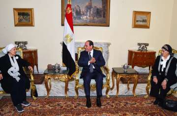  الرئيس المصري عبد الفتاح السيسي  يستقبل مواطنتين مصريتين قامتا بالتبرع لحساب تنمية سيناء 