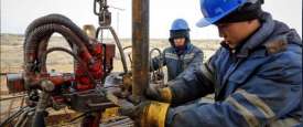 عاملان بحقل للنفط في قازاخستان 