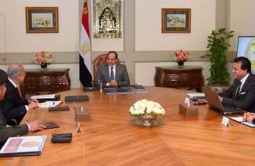 الرئيس المصري  يجتمع مع رئيس مجلس الوزراء، وزير التعليم العالي والبحث العلمي، و رئيس الهيئة الهندسية