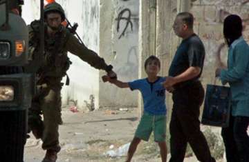 جنود اسرائيليون يحتجزون طفل فلسطيني